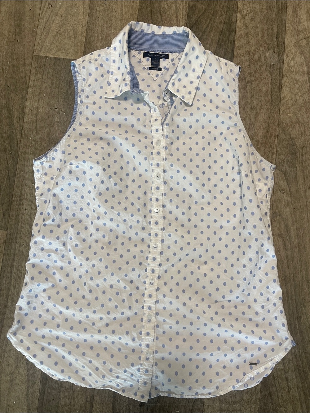 Tommy Hilfiger White Sleeveless Button-Up Blouse with Light Blue Polka Dots